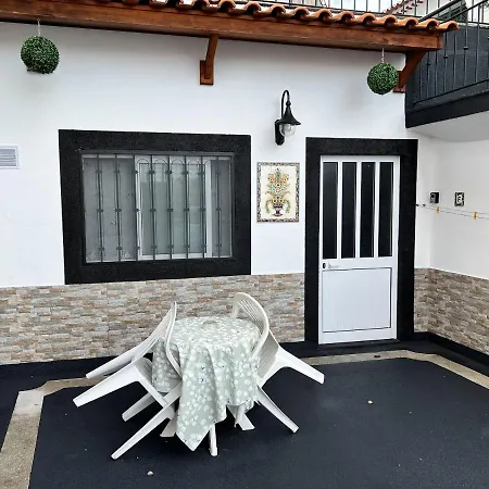 Apartment Elegant Spacious Retreat Close To