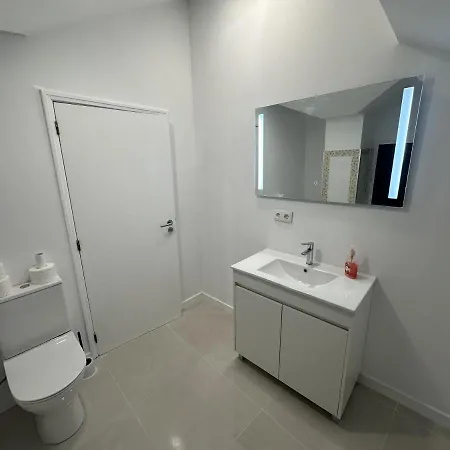 Elegant Spacious Retreat Close To דירה