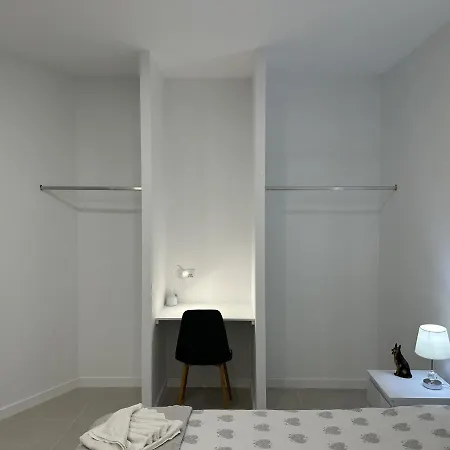 Elegant Spacious Retreat Close To דירה