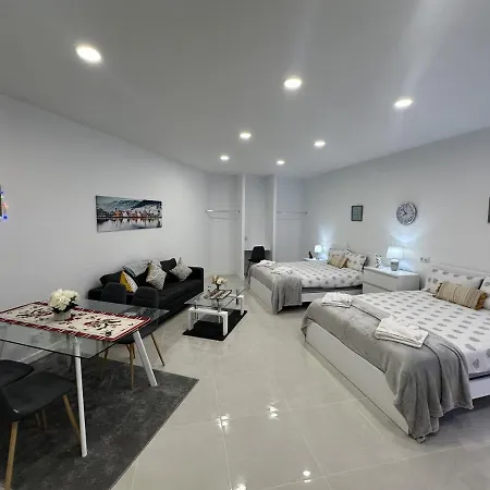 Elegant Spacious Retreat Close To דירה