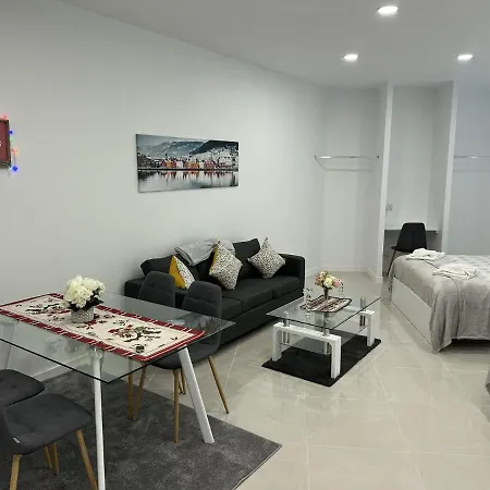 Elegant Spacious Retreat Close To דירה *