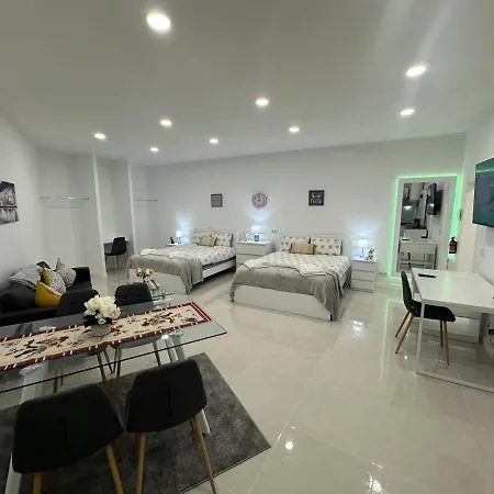 Elegant Spacious Retreat Close To דירה
