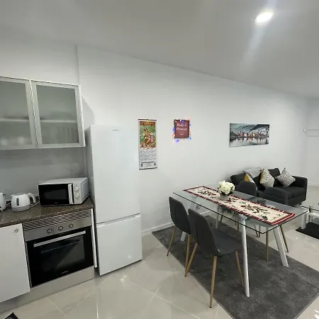 דירה Elegant Spacious Retreat Close To פונשל