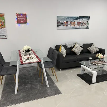 Elegant Spacious Retreat Close To