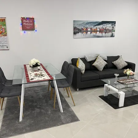 Elegant Spacious Retreat Close To